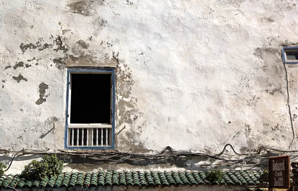 Fenster an alter Hausfassade mit antiker Optik — Stockfoto