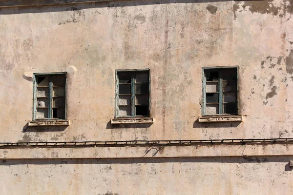 Finestra sulla facciata dell'edificio invecchiato con aspetto antico — Foto Stock