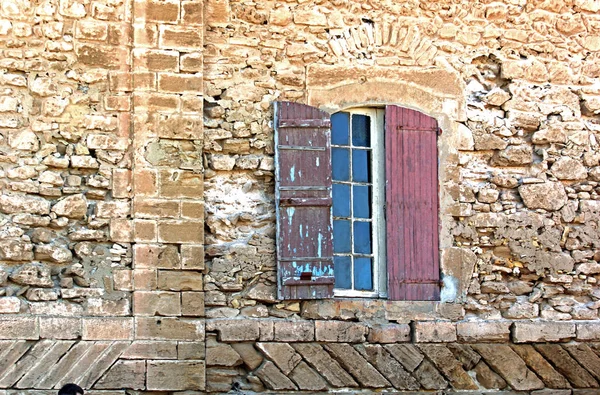 Finestra sulla facciata dell'edificio invecchiato con aspetto antico — Foto Stock