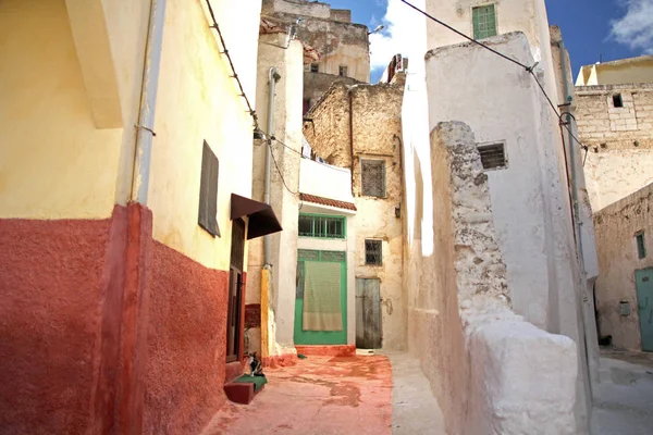 좁은 골목길과 골목길 모로코 도시에 — 스톡 사진