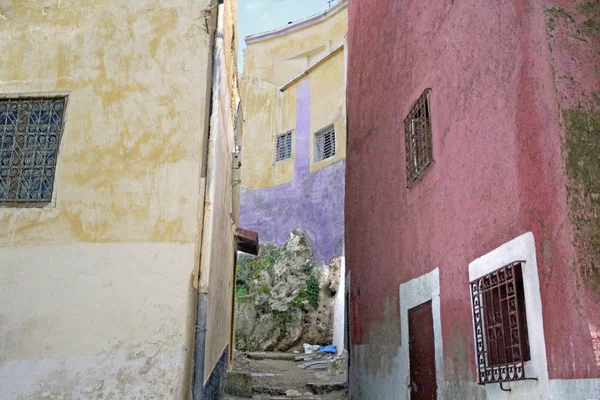 Callejuelas estrechas y callejones en las ciudades marroquíes — Foto de Stock