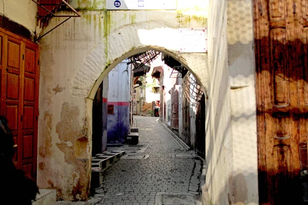 Voies étroites et ruelles dans les villes marocaines — Photo