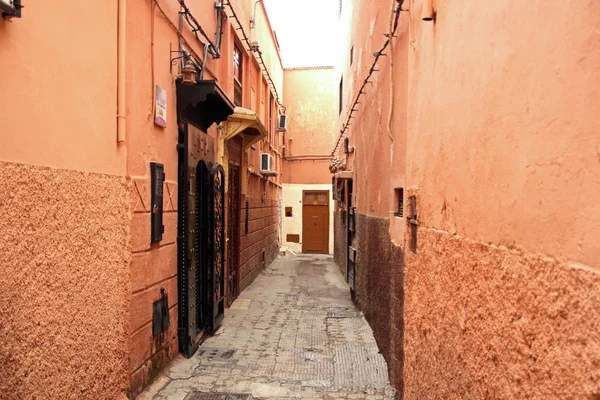 Smalle straatjes en steegjes in de Marokkaanse steden — Stockfoto