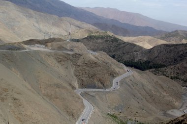 Fas'ın Atlas Dağları'nda uzun ve dolambaçlı yollar
