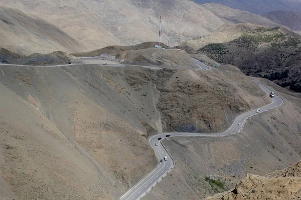 Caminos largos y sinuosos en las montañas del Atlas de Marruecos — Foto de Stock