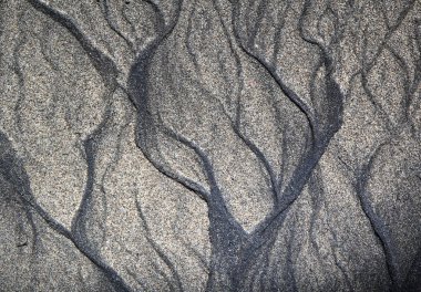 Tropikal plajdaki su üzerinden kum dokusu