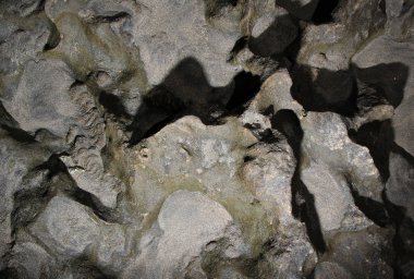 Tropikal plajdaki su üzerinden kum dokusu