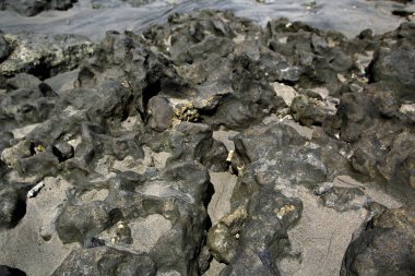 Tropikal plajdaki su üzerinden kum dokusu