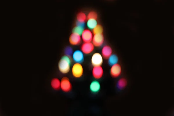 Bokeh de Noël à partir de lumières dans un arbre de Noël — Photo