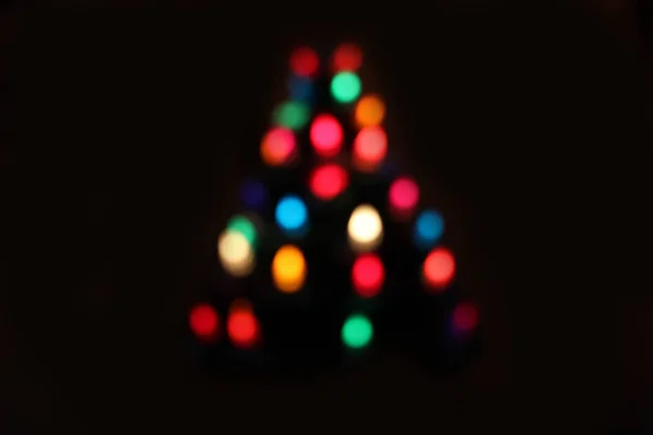 Bokeh de Natal de luzes em uma árvore de Natal — Fotografia de Stock