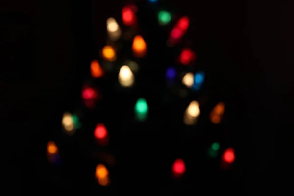 Bokeh de Navidad de las luces en un árbol de Navidad —  Fotos de Stock