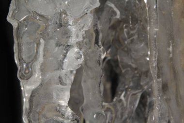 Kayalık baklavaile bir çıkıntı üzerinde asılı Buz sarkıtları