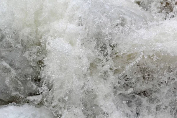 흐르는 강에서 차가운 물이 튀어 나옵니다. — 스톡 사진