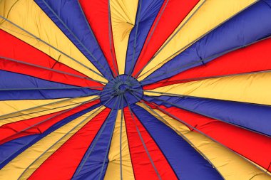Sıcak hava balonu kumaş desenleri çeşitli renk ve çizgilerle