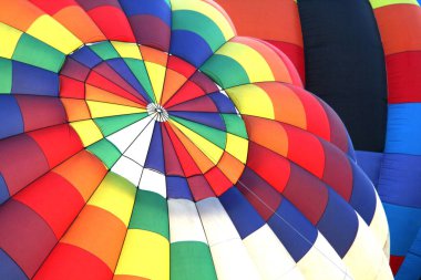 Sıcak hava balonu kumaş desenleri çeşitli renk ve çizgilerle