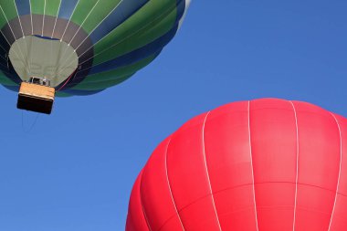 Sıcak hava balonu kumaş desenleri çeşitli renk ve çizgilerle