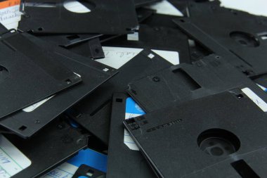 Eski disketler geri dönüşüm için yok edildi ve güvenlik önlemleri eskidi..