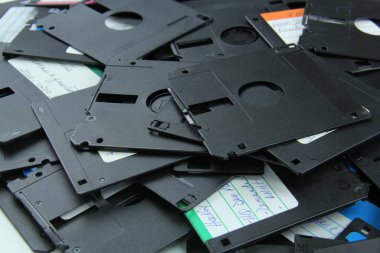 Eski disketler geri dönüşüm için yok edildi ve güvenlik önlemleri eskidi..