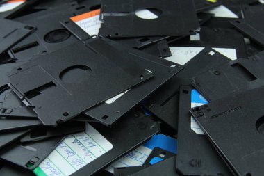 Eski disketler geri dönüşüm için yok edildi ve güvenlik önlemleri eskidi..