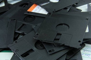 Eski disketler geri dönüşüm için yok edildi ve güvenlik önlemleri eskidi..