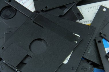 Eski disketler geri dönüşüm için yok edildi ve güvenlik önlemleri eskidi..