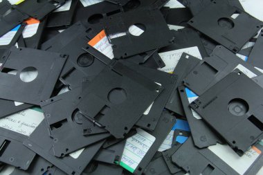 Eski disketler geri dönüşüm için yok edildi ve güvenlik önlemleri eskidi..