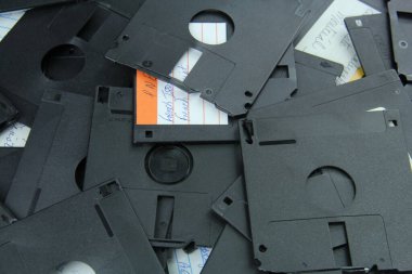 Eski disketler geri dönüşüm için yok edildi ve güvenlik önlemleri eskidi..