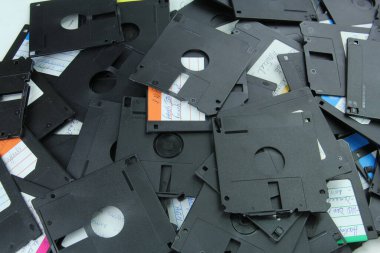 Eski disketler geri dönüşüm için yok edildi ve güvenlik önlemleri eskidi..