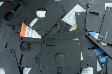 Eski disketler geri dönüşüm için yok edildi ve güvenlik önlemleri eskidi..