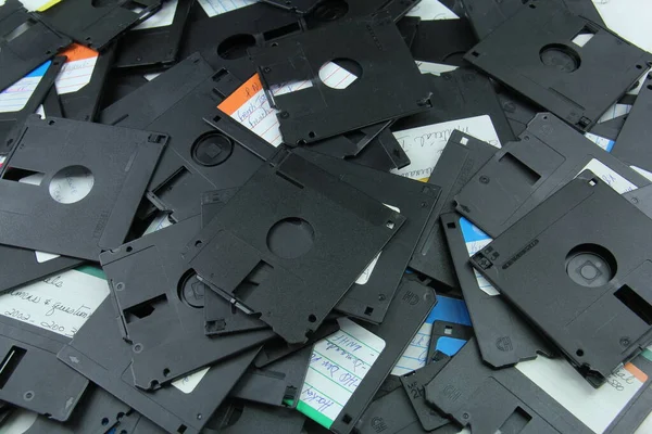 Eski disketler geri dönüşüm için yok edildi ve güvenlik önlemleri eskidi..