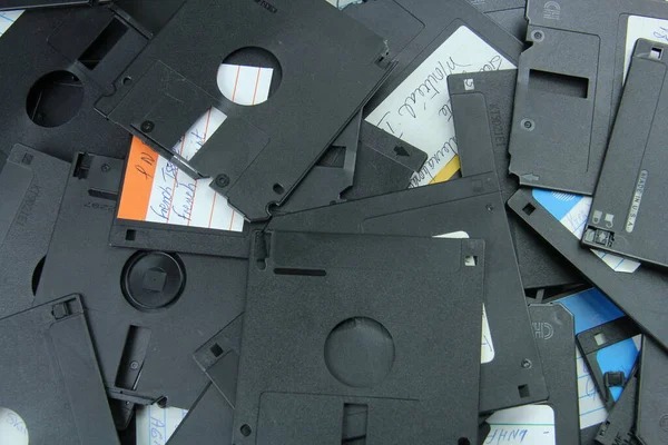 Eski disketler geri dönüşüm için yok edildi ve güvenlik önlemleri eskidi..