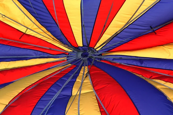 飛行開始時又は飛行開始時に様々な色及び線を有する熱気球生地パターン — ストック写真