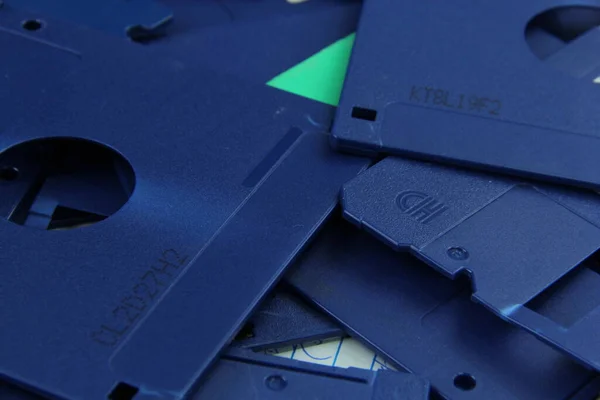 Régi kék floppy lemezek megsemmisült újrahasznosítás és biztonság — Stock Fotó