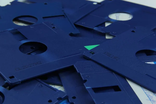 Gamla blå disketter förstörs för återvinning och säkerhet — Stockfoto