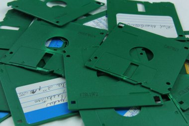 Geri dönüşüm ve güvenlik için eski yeşil disketler yok edildi