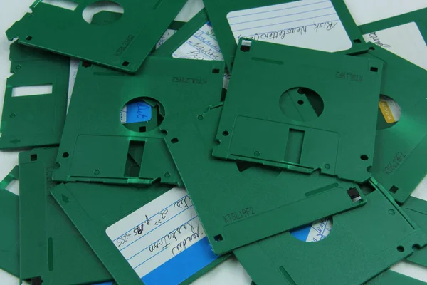 Vieilles disquettes vertes détruites pour recyclage et sécurité — Photo