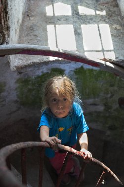 Eski deniz feneri taş döner merdiven üzerinde sevimli küçük kız