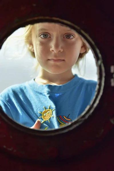 Маленькая Девочка Смотрит Старого Иллюминатора — стоковое фото