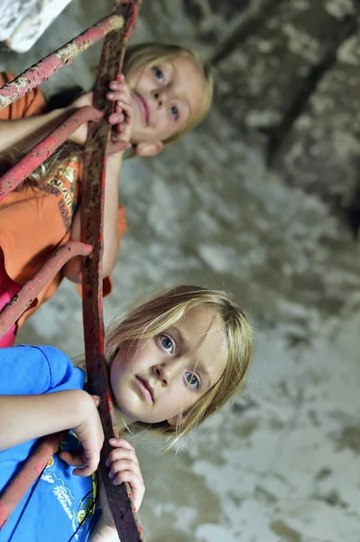 Красивые Маленькие Девочки Каменной Спиральной Лестнице Старого Маяка — стоковое фото