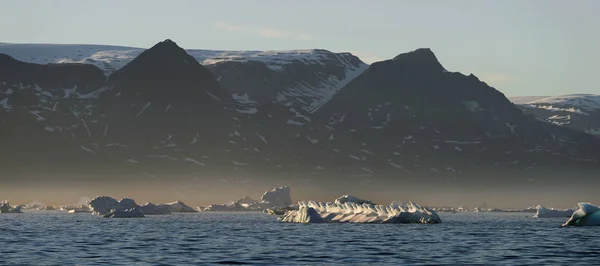 Ijsberg Drijvend Het Water Uit Kust Van Groenland Natuur Landschap — Stockfoto