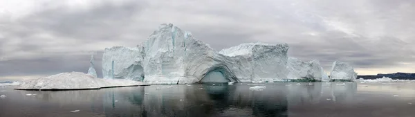 漂浮在格陵兰沿岸的水中的冰山 格陵兰的自然和景观 — 图库照片
