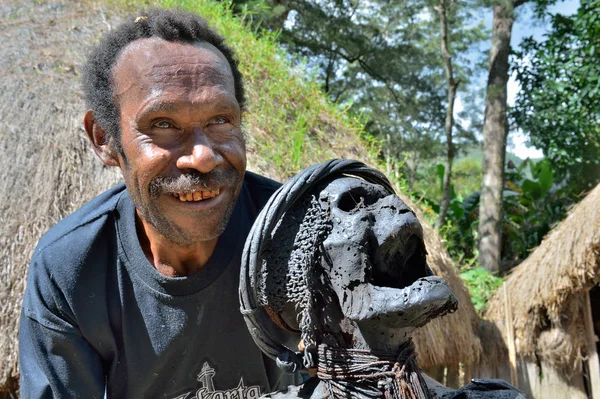 Wamena Indonesia May 2016 Man Dani Tribe Shows Sacred Mummy — Stock Photo, Image