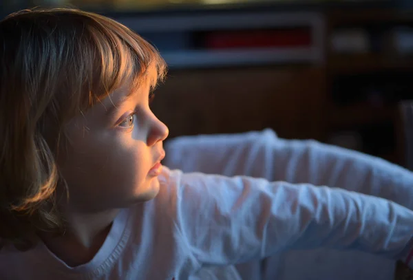 Liten Flicka Tittar Genom Fönstret Solnedgången — Stockfoto