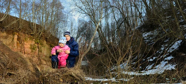 Joven Madre Niña Sentadas Dentro Del Bosque Principios Primavera — Foto de Stock