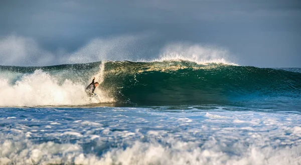 Surfeur Lève Sur Une Vague Vague Tourne Avec Mousse Des — Photo