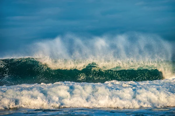 Onda Oceânica Poderosa Superfície Oceano Ondas Rebentam Num Banco Raso — Fotografia de Stock
