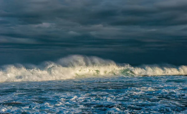 海洋表面的强大海浪 海浪在浅滩上断裂 暴风雨天气 云天的背景 — 图库照片