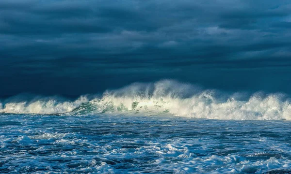海洋表面的强大海浪 海浪在浅滩上断裂 暴风雨天气 云天的背景 — 图库照片