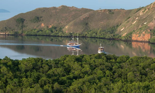 Statki Wycieczkowe Panorama Flores Wieczór Wyspy Flores Park Narodowy Komodo — Zdjęcie stockowe