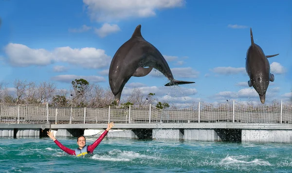 Kobieta Pływanie Skakanie Delfiny Błękitnej Wodzie — Zdjęcie stockowe